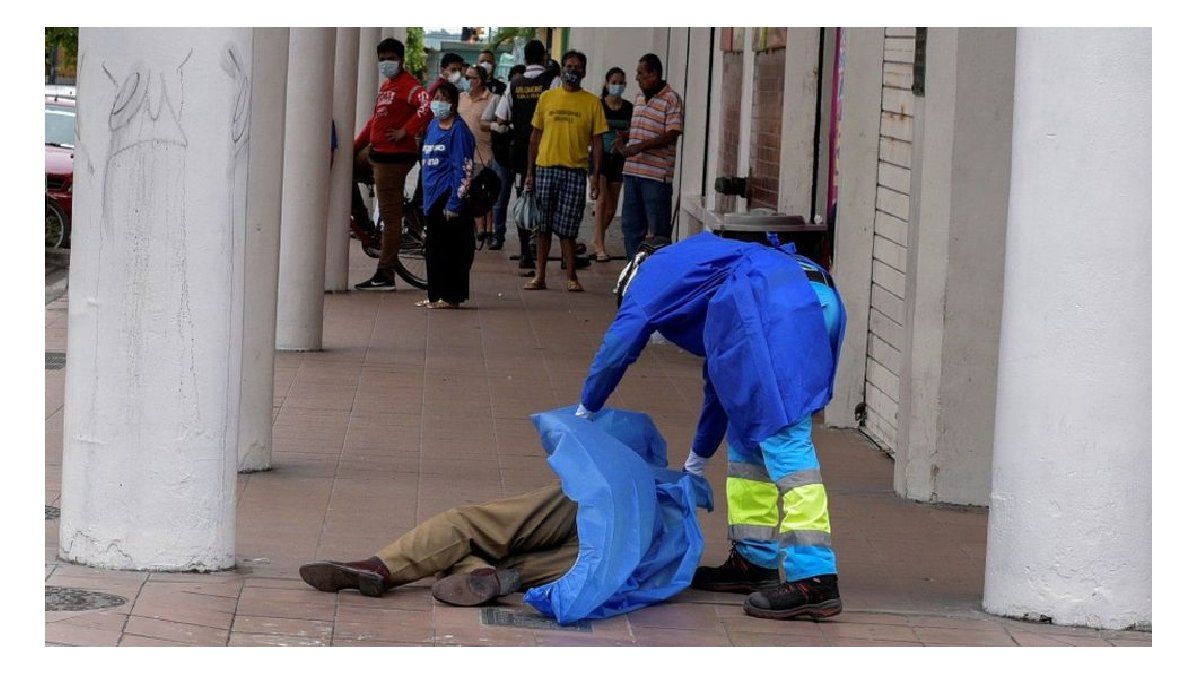 Imágenes: los muertos inundan las calles de Guayaquil por temor al ...