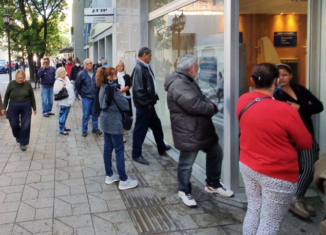 Desde el jueves a la anoche inclusive se comenzaron a formar largas filas y poco distanciamiento entre las personas -muchas de ellas de segmentos de riesgo frente a la pandemia- frente a los bancos