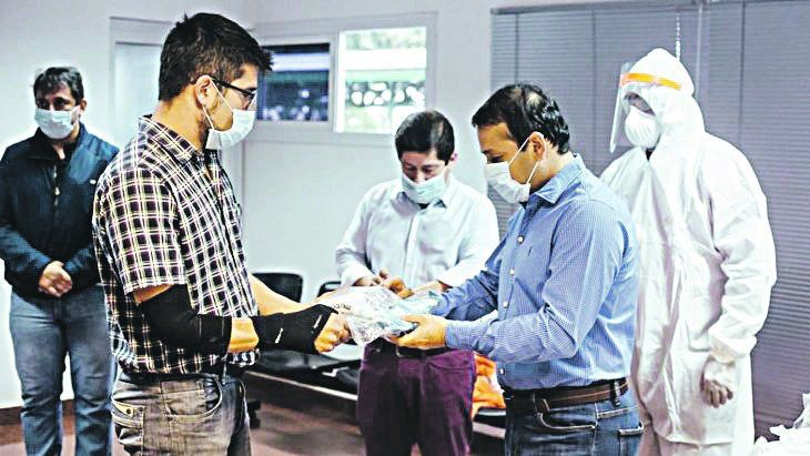 El gobernador de Misiones, Oscar Herrera Ahuad, al hacer entrega de un kit sanitario (Imagen de archivo).