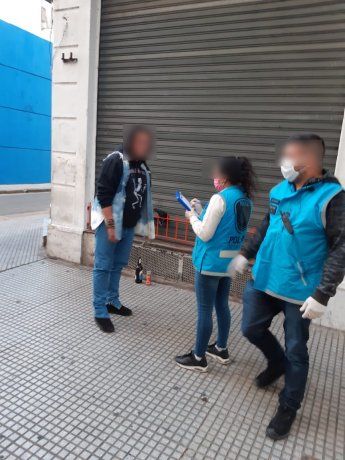 Un hincha fue demorado por violar la cuarentena para salir a la calle a pintar el escudo del Club Atlético Huracán.