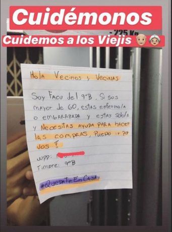 En el cartel que Facundo Niizawa dejo en su edificio se lee: "Hola vecinos y vecinas. Soy Facu del 9°B. Si sos mayor de 60, estás enfermo/a o embarazada, estás solo/a y necesitás ayuda para hacer las compras; ¡puedo ir por vos! #QuedateEnCasa".