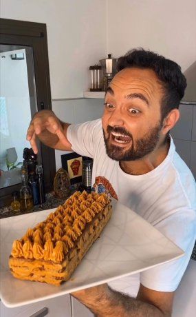 Javier Rosemberg logra complicidad con su público, con un estilo muy histriónico que muestra en sus videos logrando despojar de solemnidad las preparaciones simples y cotidianas.