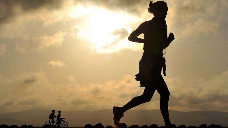 Salir a correr, hacer caminatas, andar en bicicleta o salir a ejercitarse en espacios públicos -por el momento- está prohibido.