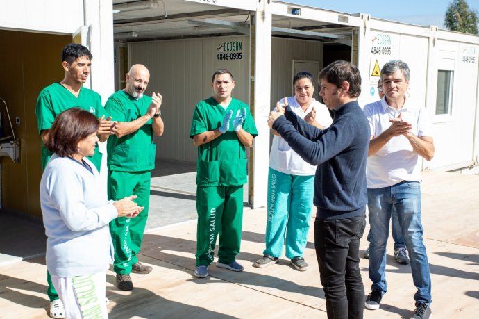 “En la mayoría de la sociedad ya se cumple de manera espontánea, porque se ha tomado conciencia y hay mucho consenso”, dijo Kicillof sobre el uso de “tapabocas”, en medio de su visita a Hurlingham, donde avanza la construcción de un hospital modular.