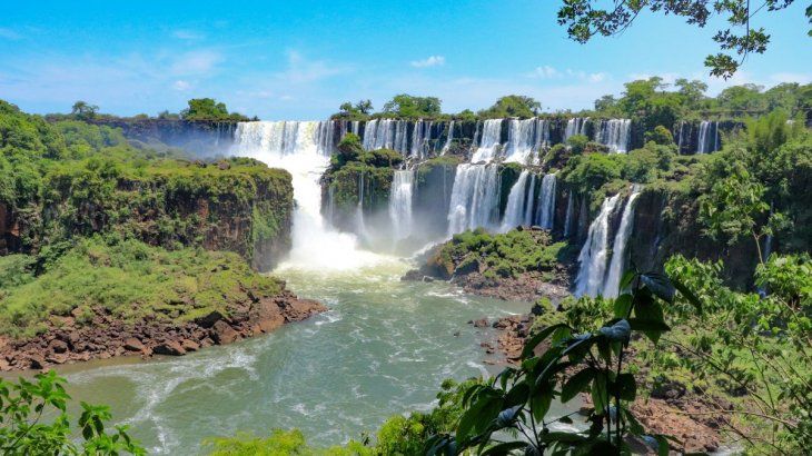 Las Cataratas del Iguazú, una de las siete maravillas del mundo, antes de la sequía. Se espera que cuando lleguen las lluvias y se levante el aislamiento social, preventivo y obligatorio, el turismo vuelva a batir records históricos. Mientras tanto, la actividad del sector está parada al 100%.