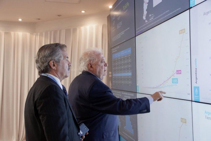 Los funcionarios repasaron los gráficos que presentó Alberto Fernández al anunciar la extensión de la cuarentena. 