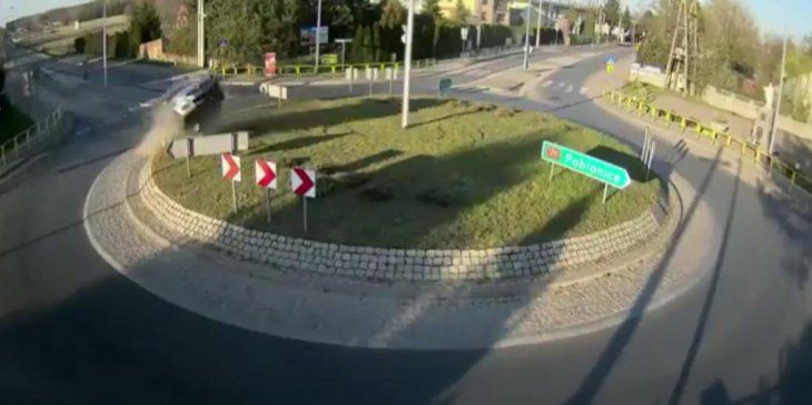 Espectacular accidente automovilístico en una rotonda de Polonia
