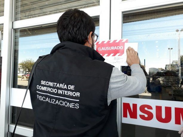 Clausuran supermercados por sobreprecios en más de 50 productos esenciales.