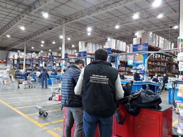 Clausuran supermercados por sobreprecios en más de 50 productos esenciales.