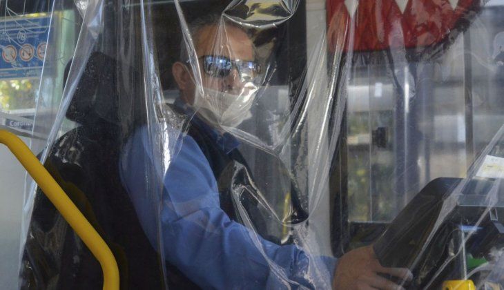Trabajadores del transporte se anticiparon a la obligatoriedad del uso del tapabocas.