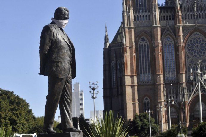 En La Plata, las estatuas amanecieron con parte de la cara cubierta.