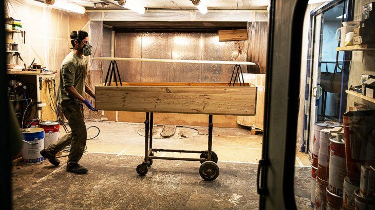 Al concluir las etapas de de construcción y barnizado, los féretros son trasladados a las salas de secado donde el proceso alcanza laa dos horas de duración.