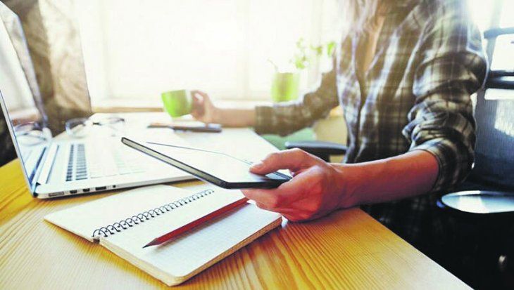 Con la pandemia, miles de argentinos comenzaron a trabajar en la modalidad home office, desde sus hogares.