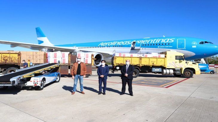 KIcillolf al recibir al vuelo desde China, con el ministro de Salud Bonaerense y el titular de Aerol&iacute;neas Argentinas.