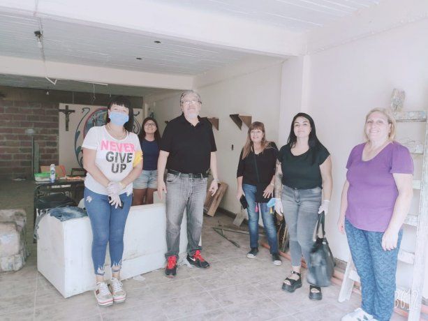 Fernando “Chino” Navarro durante la recorrida de uno de los centros comunitarios para distribuir la asistencia en los barrios populares.