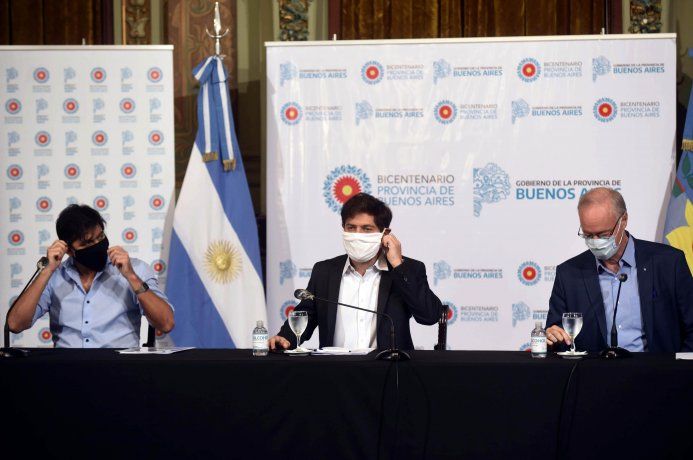 En el marco de la emergencia sanitaria por Covid-19, el gobernador de Buenos Aires, Axel Kicillof realizó una conferencia de prensa sobre la administración de la cuarentena en la provincia de Buenos Aires. Lo acompañaron el jefe de gabinete, Carlos Bianco y el ministro de salud Daniel Gollán.