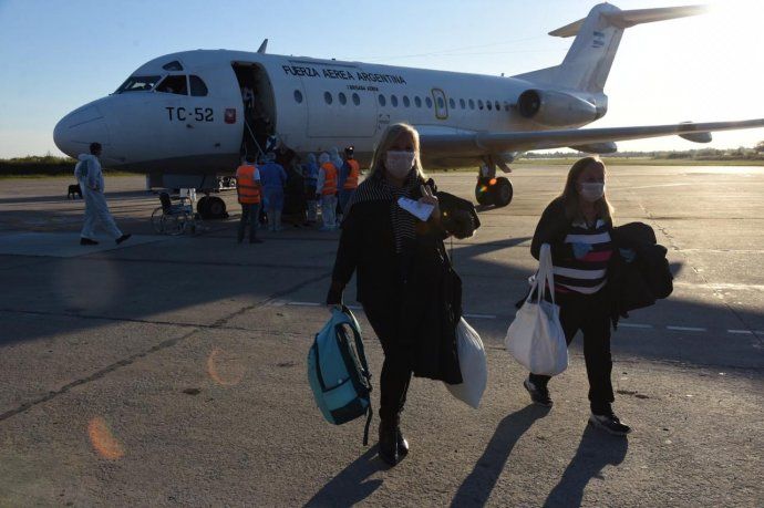 Descienden los argentinos repatriados desde Brasil en el TC-52 de la Fuerza Aérea Argentina.