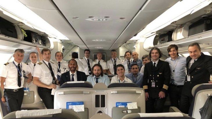 La tripulación del tercer vuelo de Aerolíneas Argentinas que traerá insumos médicos contra el coronavirus.