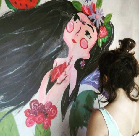 Juana eligió la pared del patio de su casa en Burzaco para llenarla de arte.