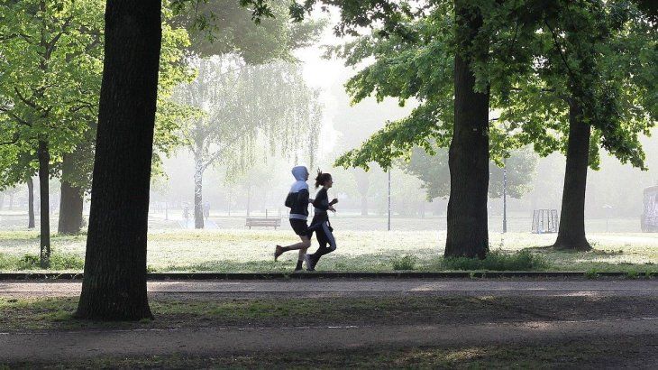 Se puede correr como máximo de a dos personas, respetando el distanciamiento social de 2 metros.