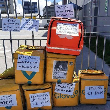 En diversos puntos del país se encontraron las mochilas de empresas de reparto con los reclamos de sus trabajadores.