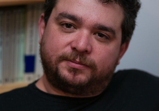 Sebastián Robles es un escritor de ficción, ghostwriter y tuitero.