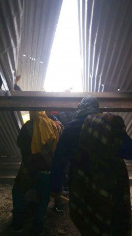 Los reclusos rompieron y subieron al techo del penal.