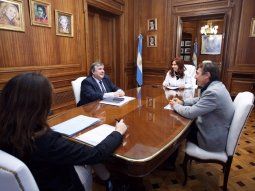 Acotada. Cristina de Kirchner, José Mayans (Frente de Todos), Luis Naidenoff (Juntos por el Cambio) y la secretaria administrativa de la Cámara alta, María Luz Alonso (de espaldas), con distancia ajustada y sin barbijos.