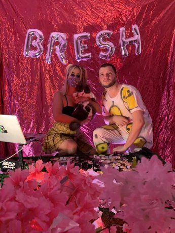 El dj en el detrás de escena de la fiesta virtual.