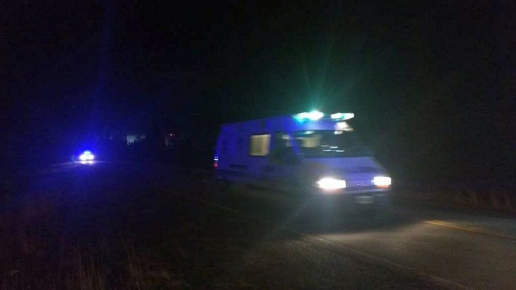 Bomberos y personal de la Policía de Chubut trabajaron durante la noche en el avión siniestrado, para rescatar a los cuatro pasajeros y llevarlos al hospital zonal de Esquel.