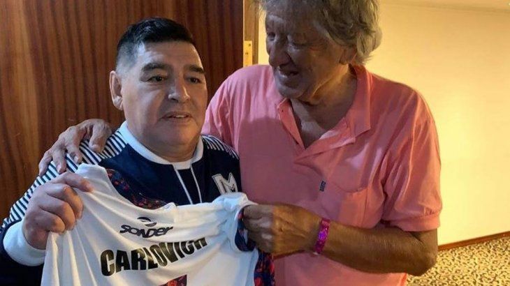 El Trinche Carlovich junto a Diego Maradona.