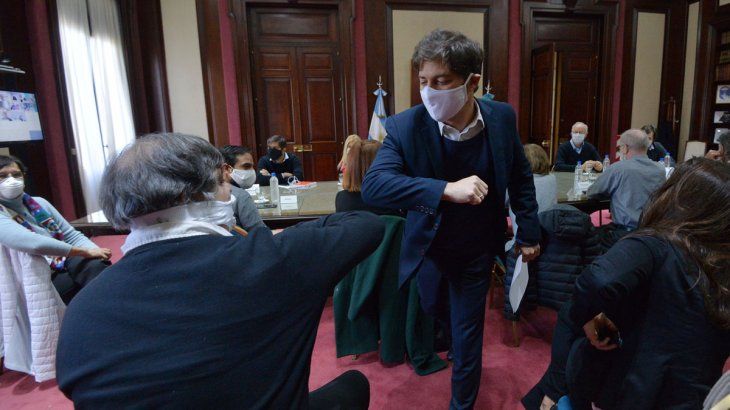 En la reunión participaron especialistas sanitarios, parte del gabinete e intendentes.