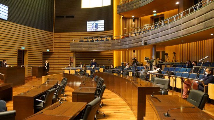 Rovira de un lado y unos pocos asistentes del otro, en la Cámara de diputados de Misiones.