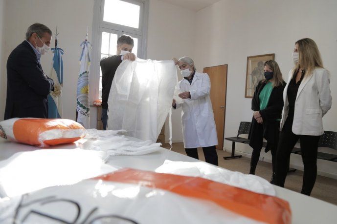 Las donaciones de 12.700 kits sanitario para el Hospital Houssay de Vicente López, que fueron recibidas por el intendente Jorge Macri, contienen cada uno un camisolín, un par de cubre botas y una cofia.