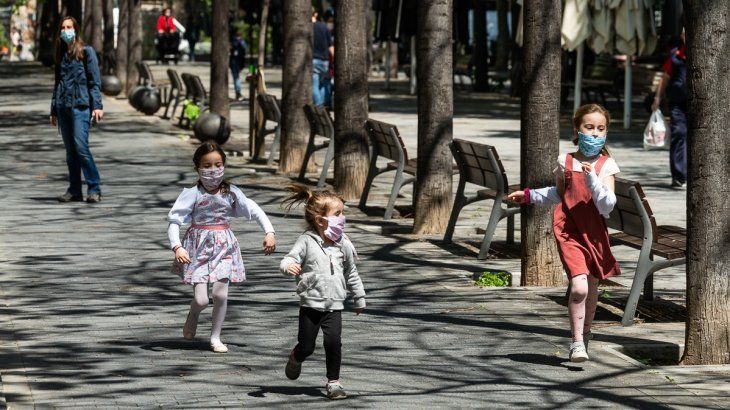 Los paseos públicos tradicionales de Barcelona se llenaron de niños, que con mucha energía salieron a divertirse luego de varias semanas de cuarentena. 