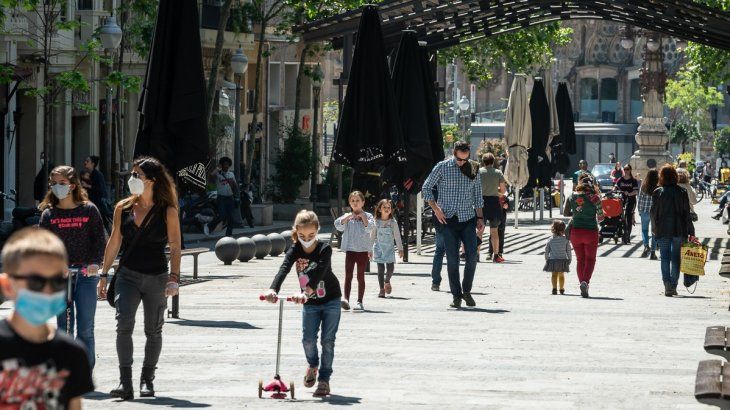 Las zonas céntricas de Barcelona se llenaron de familias, que sin dudar salieron a pasear luego que el gobierno español habilitó las salidas recreativas.