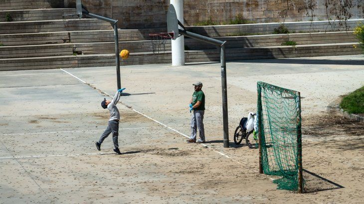Los padres disfrutaron con sus hijos de actividades deportivas que hace meses no podían realizar en espacios públicos.