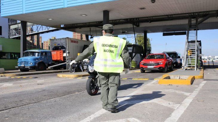 Un gendarme controla vehículos en una autopista porteña