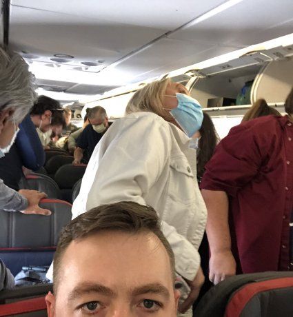 Según otro usuario de Twitter, los vuelos en general están abarrotados, haciendo imposible el distanciamiento social.