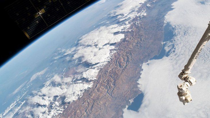 Espectacular imagen desde la Estación Espacial Internacional. La cordillera de los Andes emerge entre las nubes.