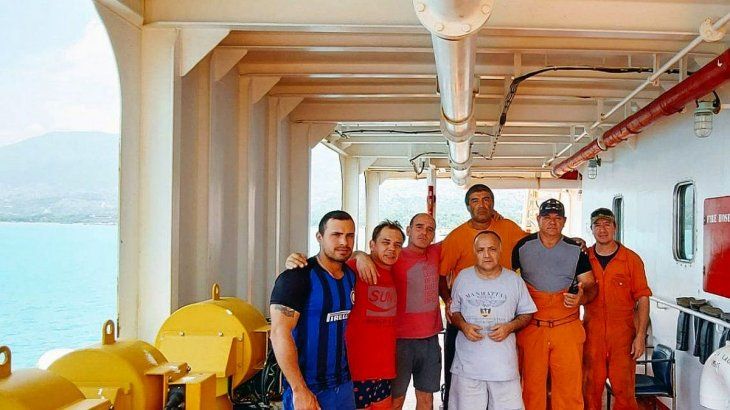 Emiliano Jarolin junto a parte de la tripulación del barco Tosna Star.