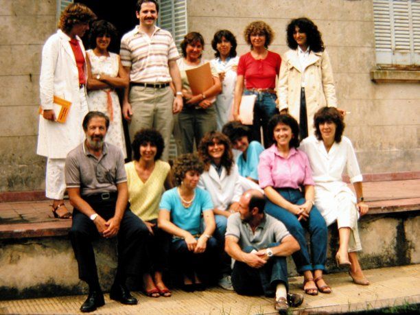 El Dr. Julio Maiztegui (sentado abajo, a la izquierda) junto a su equipo de trabajo.