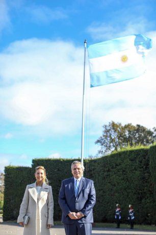 El presidente Alberto Fernández y Fabiola Yáñez participaron este 25 de mayo del izamiento de la bandera argentina en la Quinta de Olivos. 