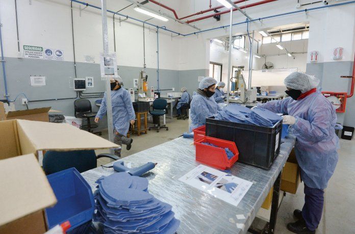 Condiciones. Bajo estrictos protocolos sanitarios la actividad industrial y productiva se reanuda lentamente en las provincias.