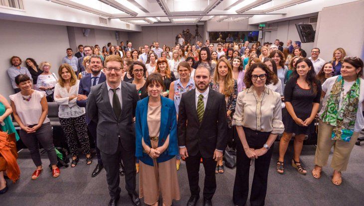 La directora nacional de Economía, Igualdad y Género, Mercedes D`Alessandro, junto al Ministro de Economía, Martín Guzmán, durante la presentación del informe “Las brechas de género en la Argentina”. 