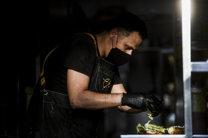 La caída interanual del sector gastronómico fue de -84% en abril; de -84% en mayo; y se proyecta un -73% en junio.