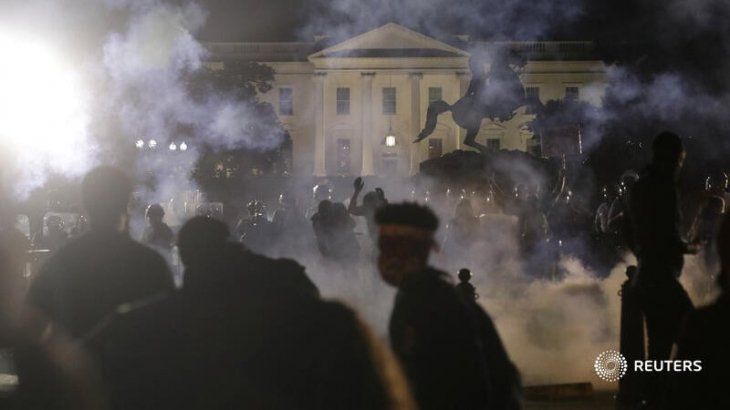 Manifestantes protestando frente a la Casa Blanca.