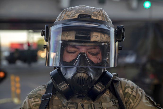 Una miembro de la Guardia Nacional llorando antes durante una represión en Minneapolis.