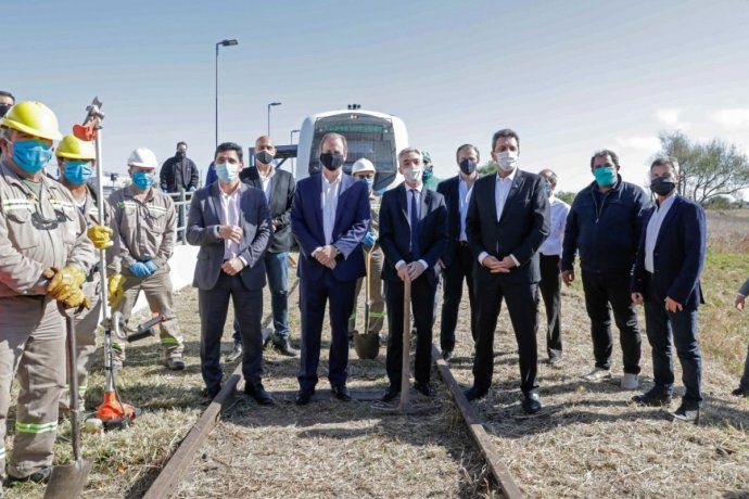 Gustavo Bordet, gobernador de Entre Ríos, y el ministro de Transporte, Mario Meoni, anunciaron el regreso del tren que une Paraná con Colonia Avellaneda.