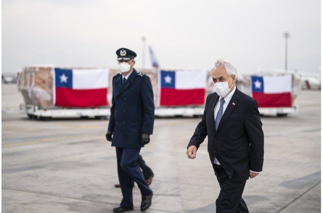 Sebastián Piñera recibió este lunes un cargamento de insumos médicos.